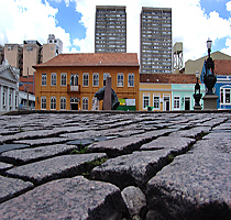 Calçamento de granito rosa em Curitiba, PR